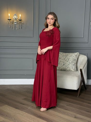 فستان بقصة ملكية بأكمام واسعة وتصميم ناعم مزين بزه...