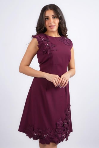 فستان أنيق بتصميم ناعم يلفت الانتباه