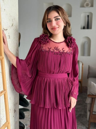 فستان مزوّد بتفاصيل ورود ناعمة على الصدر، وأكمام و...