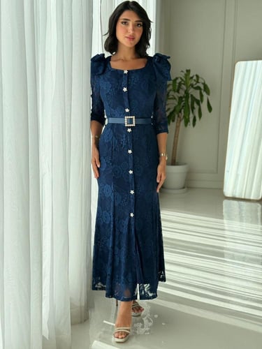 فستان دانتيل فاخر بقصة أنثوية وتفاصيل وردية راقية