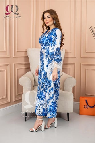 فستان ماكسي بوهيمي بنقوش زرقاء وأكمام دانتيل