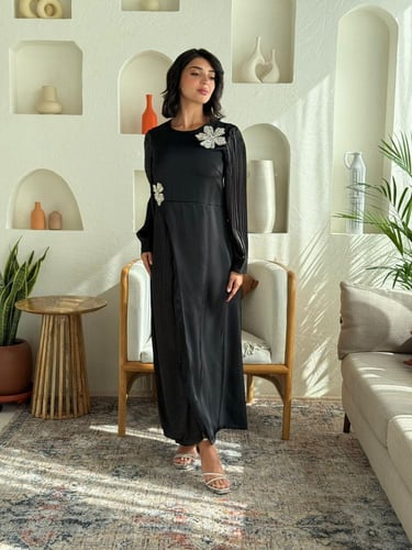 فستان أسود محتشم بتطريز ورد بارز وقصة انسيابية راق...