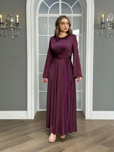 فستان بقصة ملكية بأكمام طويلة وتصميم بكسرات