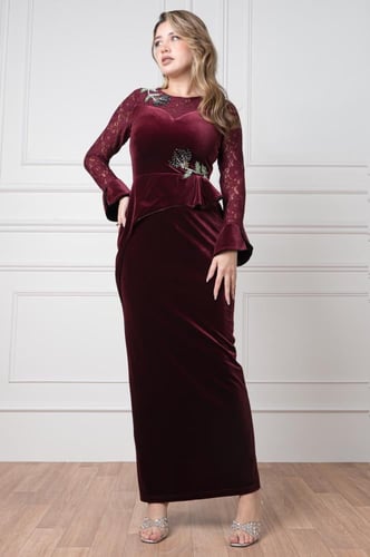 فستان مخملي فاخر بتطريز أزهار لامعة