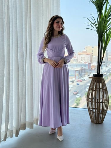 فستان بتفاصيل براقة على الياقة والأكمام وتصميم يلف...