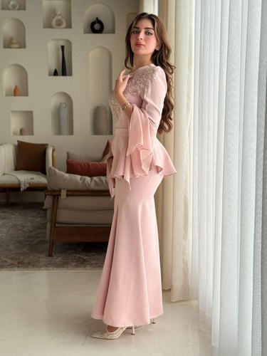 فستان قصة بيبلوم مميزة عند الخص