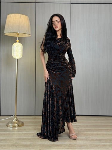 فستان يتميز بتصميم كتف واحد غير متماثل وخامة فاخرة