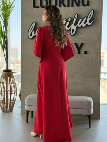 فستان بتصميم فاخر بلمسات ملكية، بأكمام واسعة وقصة...