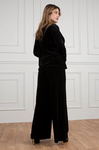 طقم مخمل لإطلالة شتوية فخمة