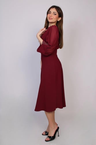 فستان أنيق بتصميم عصري يجمع بين البساطة والفخامة