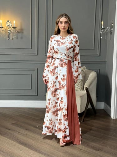 فستان بطبعات زهرية ناعمة وتصميم مميز بكسرات جانبية