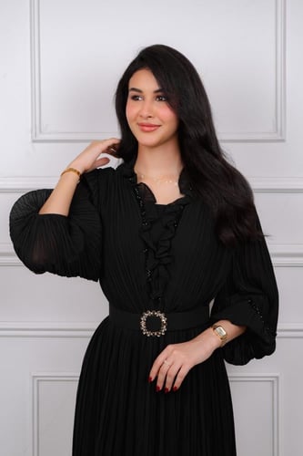 فستان بستايل ملكي بقصة مكسرة وحزام أنيق يبرز الخصر