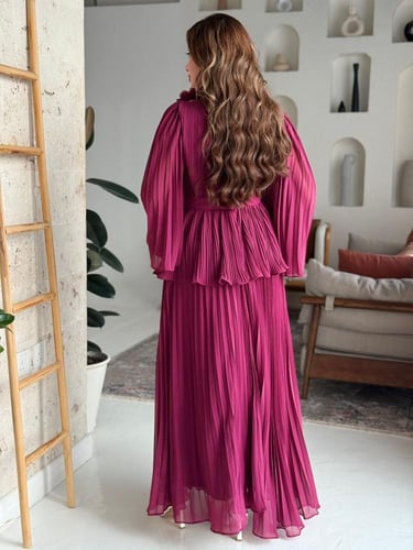 فستان مزوّد بتفاصيل ورود ناعمة على الصدر، وأكمام و...