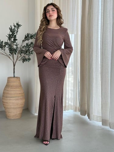 فستان بقصة ضيقة ولمعان ناعم ، مع أكمام جرسية