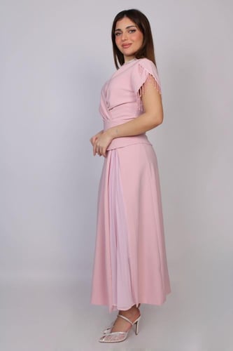 فستان ميدي أنيق بتصميم أنثوي ناعم ولمسة فاخرة تلفت...