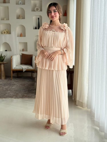 فستان مزوّد بتفاصيل ورود ناعمة على الصدر، وأكمام و...