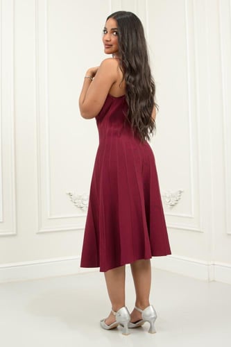 فستان يتميز بلون عنابي فاخر بتفاصيل ناعمة من الورو...