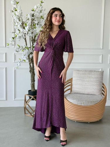 فستان بفتحة صدر ناعمة وكشكشة وسطية تُبرز الخصر