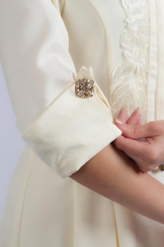 فستان أنيق بتصميم ناعم وانسيابي