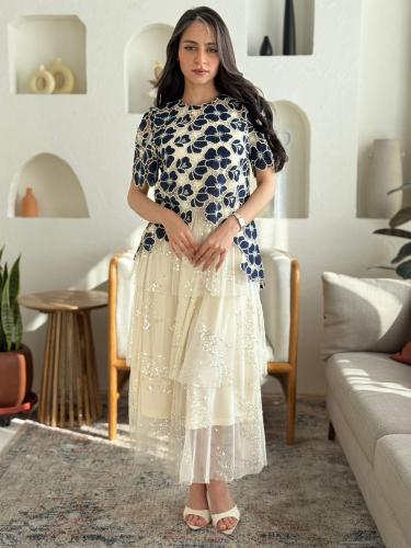 إطلالة الكاميليا – فستان ترتر علاق ناعمة بتوب دانت...