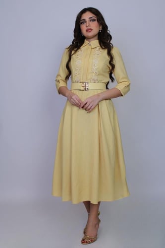 فستان أنيق بتصميم ناعم وانسيابي