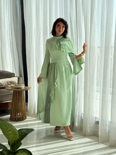 فستان بصميم محتشم يبرز الأناقة