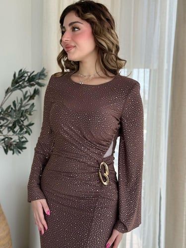 فستان بقصة ضيقة ولمعان ناعم ، مع أكمام جرسية