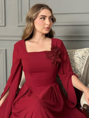 فستان بقصة ملكية بأكمام واسعة وتصميم ناعم مزين بزه...