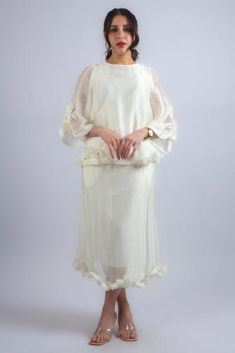 طقم أنثوي بتصميم هادئ وانسيابي