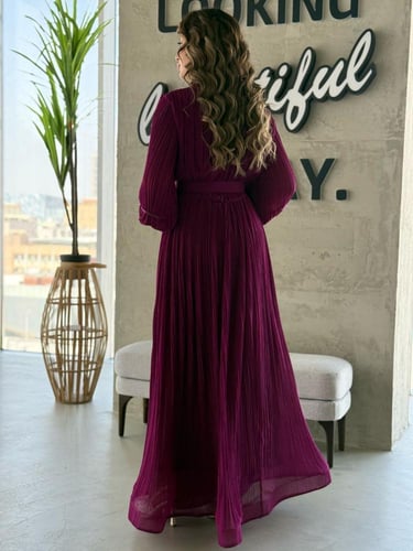 فستان بستايل ملكي بقصة مكسرة وحزام أنيق يبرز الخصر