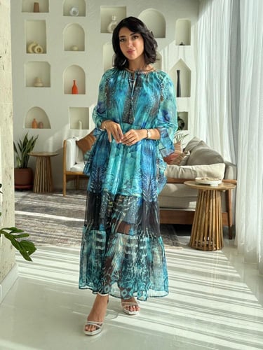 فستان شيفون بطبعات بحرية وقصة كشكش انسيابية