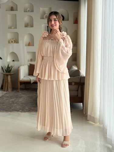 فستان مزوّد بتفاصيل ورود ناعمة على الصدر، وأكمام و...