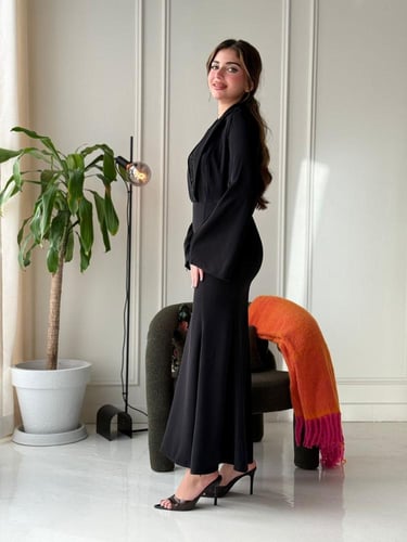 فستان بياقة بليزر وفتحة صدر لامعة تضيف لمسة عصرية...