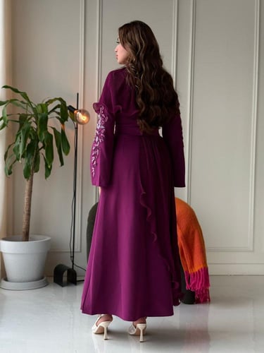 فستان بصميم محتشم يبرز الأناقة