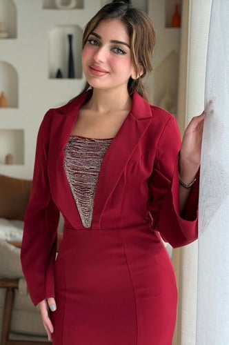 فستان بياقة بليزر وفتحة صدر لامعة تضيف لمسة عصرية...