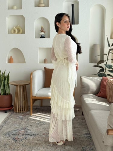 فستان نغمة الندى – دانتيل وكشكشة ساحرة