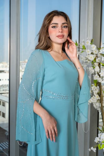 فستان بتصميم أنيق وانسيابي بلون فيروزي هادئ