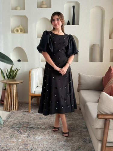 فستان متوسط الطول أنثوي، مزخرف بتطريزات ناعمة