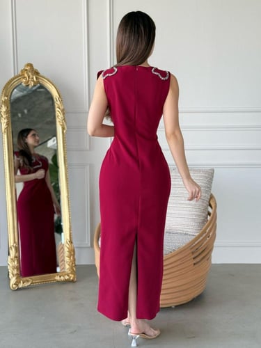 فستان طويل ضيّق بقصّة مستقيمة