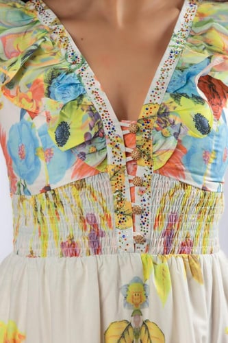 فستان أنثوي بتصميم ناعم وحيوية لافتة