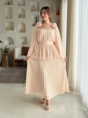 فستان مزوّد بتفاصيل ورود ناعمة على الصدر، وأكمام و...