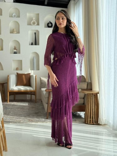 فستان نغمة الندى – دانتيل وكشكشة ساحرة