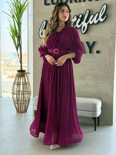 فستان بستايل ملكي بقصة مكسرة وحزام أنيق يبرز الخصر