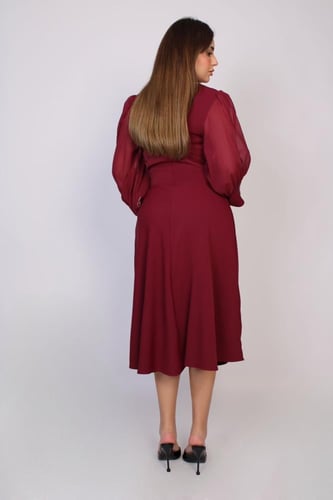 فستان أنيق بتصميم عصري يجمع بين البساطة والفخامة