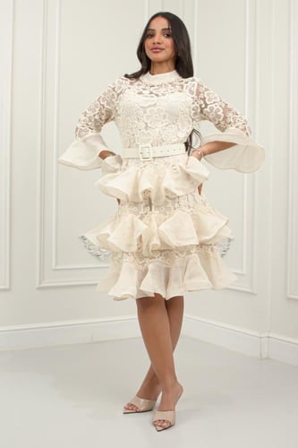 فستان دانتيل قصير بكشاكش عاجية