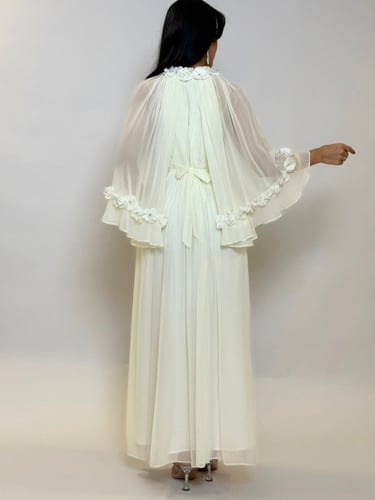 فستان شيفون خفيف وانسيابي