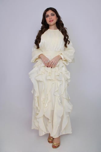 فستان طويل بتصميم طبقات أنثوية راقية