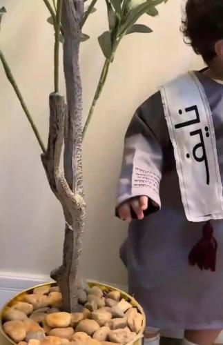 دقله ب الاسم مع عقال وشماغ وجمبيه