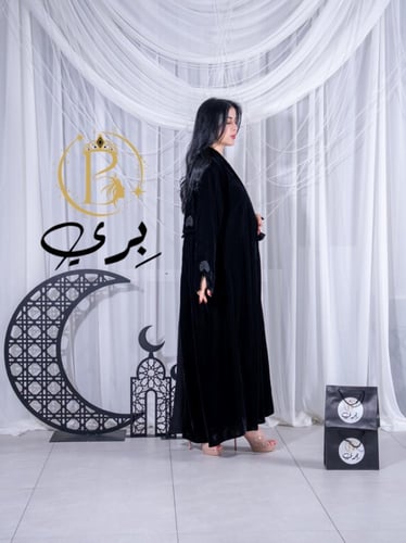 عباية نسائية مخمل أسود بتطريز ورد بارز وشك