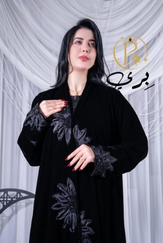 عباية نسائية مخمل أسود بتطريز ورد بارز وشك
